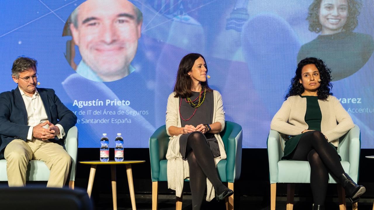 Elena Martínez, Digital Business Manager for Insurance de eºmergya en el Foro Ibérico Insurtech 2022